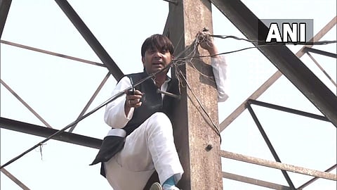 ടവറിന്റെ മുകളില് കയറി ആംആദ്മി പാര്ട്ടി നേതാവ് ആത്മഹത്യാഭീഷണി മുഴക്കുന്ന ദൃശ്യം, എഎന്ഐ