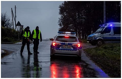 മിസൈല് ആക്രമണം നടന്ന സ്ഥലത്ത് പരിശോധ നടത്തുന്ന പോളണ്ട് സുരക്ഷാ ഉദ്യോഗസ്ഥര്/എഎഫ്പി