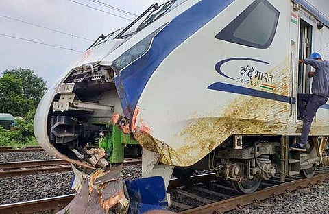 കന്നുകാലി ഇടിച്ച് വന്ദേഭാരത് എക്സ്പ്രസിന്റെ നോസ് കവര് തകര്ന്ന നിലയില്/പിടിഐ