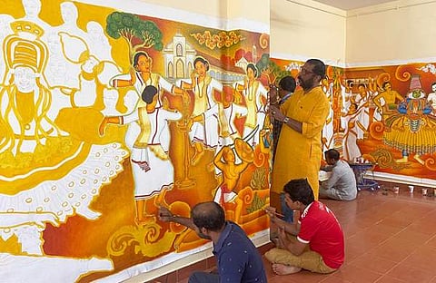 കൊച്ചി അന്താരാഷ്ട്ര വിമാനത്താവളത്തിലെ ബിസിനസ് ടെര്മിനലിന്റെ പ്രവേശന കവാടത്തില് ചുമര്ചിത്രത്തിന്റെ നിര്മ്മാണ പ്രവര്ത്തനങ്ങളില് ഏര്പ്പെട്ടിരിക്കുന്ന ഡോ. ടി. എസ്. സാജുവും ടീം അംഗങ്ങളും