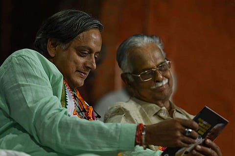 ശശി തരൂര് കഥാകൃത്ത് ടി പത്മനാഭനൊപ്പം/ ഫെയ്സ്ബുക്ക്