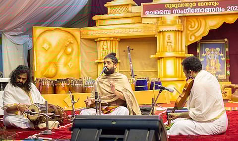 ചെമ്പൈ സംഗീതോൽസവ വേദിയിൽ സിദ് ശ്രീറാം കച്ചേരി നടത്തുന്നു