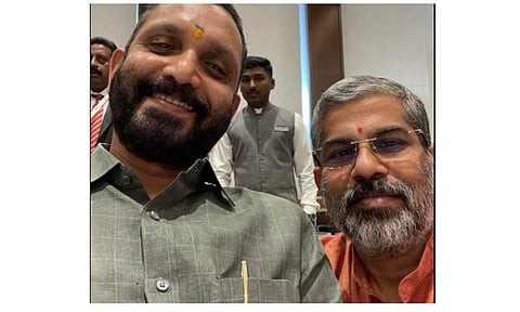 സുരേന്ദ്രനൊപ്പം സ്വാമി സന്ദീപാനന്ദ ഗിരി