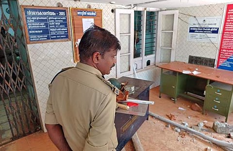 പ്രതിഷേധക്കാര് തകര്ത്ത വിഴിഞ്ഞം പൊലീസ് സ്റ്റേഷനില് സിറ്റി പൊലീസ് കമ്മിഷണര് ജി സ്പര്ജന് കുമാര് പരിശോധന നടത്തുന്നു/ബിപി ദീപു