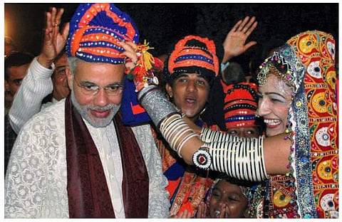 മുഖ്യമന്ത്രിയായിരുന്നപ്പോള് നവരാത്രി ആഘോഷങ്ങള്ക്കിടെ മോദിയെ തലപ്പാവ് അണിയിക്കുന്നവര്/ ഫയല്