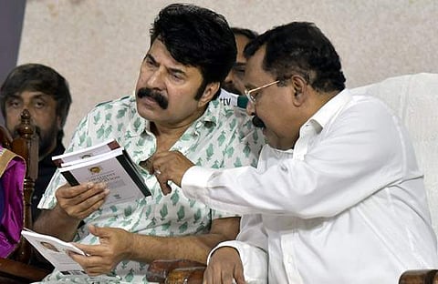 ശ്രീധരന് പിള്ള നടന് മമ്മുട്ടിക്കൊപ്പം പുസ്തക പ്രകാശന ചടങ്ങില്/എ സനേഷ്