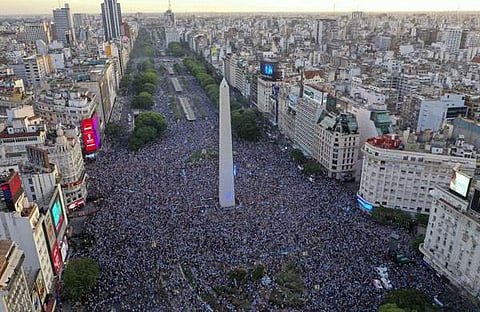 ക്രൊയേഷ്യയുമായുള്ള സെമിഫൈനല് ടെലിവിഷനില് കാണാനായി ബ്യൂണസ് ഐറിസ് തെരുവില് തടിച്ചുകൂടിയവര്/എപി