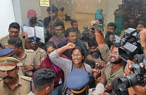 തിങ്കളാഴ്ച ടാഗോര് തീയറ്ററിനു മുന്നില് നടന്ന പ്രതിഷേധത്തില്നിന്ന്/എക്സ്പ്രസ്