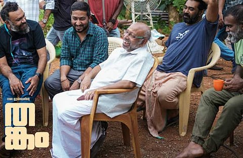 തങ്കം ലൊക്കേഷനിൽ ശ്യം പുഷ്കരൻ, വിനീത് ശ്രീനിവാസൻ, ബിജു മേനോൻ എന്നിവർക്കൊപ്പം കൊച്ചുപ്രേമൻ/ ഫെയ്സ്ബുക്ക്