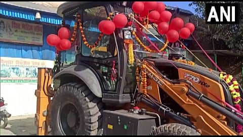 മകള്ക്ക് വിവാഹസമ്മാനമായി നല്കിയ ജെസിബി