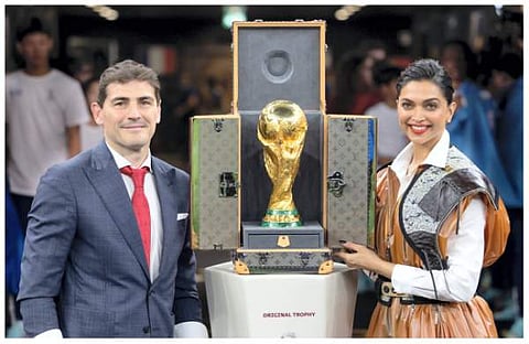 മുന് സ്പാനിഷ് ഫുട്ബോള് താരം കാസില്ലസിനൊപ്പം ലോകകപ്പ് വേദിയില് ദീപിക പദുക്കോണ്/ ചിത്രം: പിടിഐ