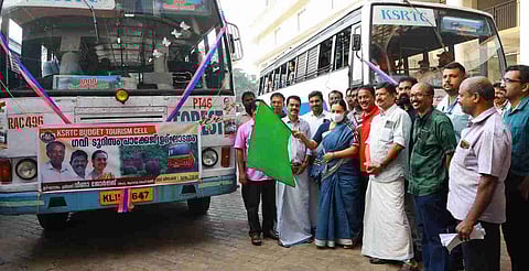 ഗവിയിലേക്കുള്ള ടൂറിസ്റ്റ് സര്വീസ് മന്ത്രി വീണാ ജോര്ജ് ഉദ്ഘാടനം ചെയ്യുന്നു/പിആര്ഡി