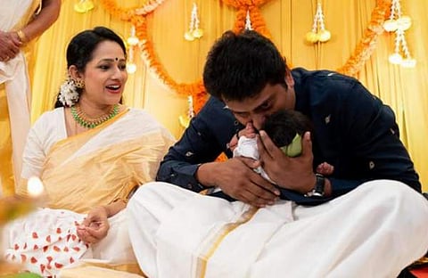 മകന് പേരിടുന്ന നരേൻ/ ചിത്രം; ഫെയ്സ്ബുക്ക്