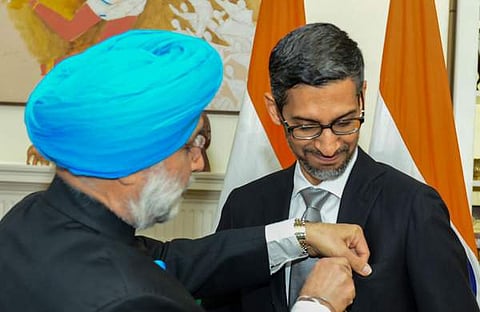 സുന്ദര് പിച്ചൈയ്ക്കു പദ്മഭൂഷന് ബഹുമതി സമ്മാനിക്കുന്നു/തരണ്ജിത് സിങ് സന്ധു ട്വിറ്ററില് പങ്കുവച്ച ചിത്രം