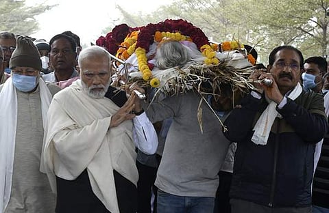 പ്രധാനമന്ത്രി നരേന്ദ്ര മോദിയുടെ അമ്മയുടെ ഭൗതിക ശരീരം ശ്മശാനത്തിലേക്കു കൊണ്ടുവരുന്നു/പിടിഐ