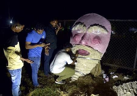 ഫോർട്ട്കൊച്ചിയിൽ സ്ഥാപിച്ച പാപ്പാഞ്ഞിയുടെ മുഖം വീണ്ടും പെയിന്റ് ചെയ്യുന്നു/ ഫോട്ടോ: എ സനേഷ്
