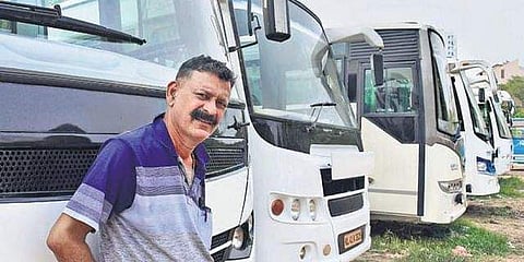 റോയ്സണ് ജോസഫ് ബസുകള്ക്കു മുന്നില്/ആല്ബിന് മാത്യു