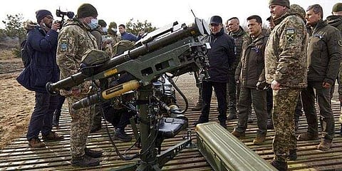 യുക്രൈന് പ്രസിഡന്റ് പടക്കോപ്പുകള് പരിശോധിക്കുന്നു, എപി