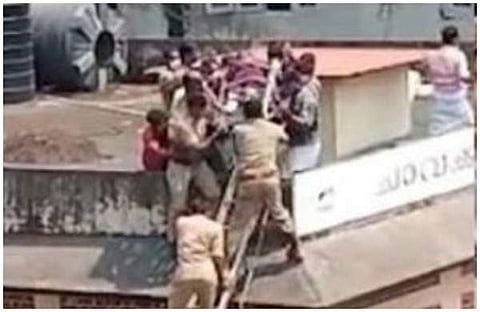 വീണു പരിക്കേറ്റ യുവാവിനെയും യുവതിയെയും രക്ഷപ്പെടുത്തുന്നു