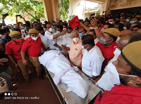 സിപിഎം പ്രവര്ത്തകന് ഹരിദാസിന്റെ മൃതദേഹം വീട്ടിലെത്തിച്ചപ്പോള്