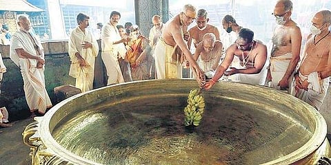 രണ്ടു ടണ് ഭാരമുള്ള വാര്പ്പ് നടയ്ക്കല് സമര്പ്പിക്കുന്നു