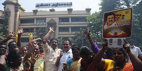 പാര്ട്ടി ആസ്ഥാനത്തിന് മുന്നില് ആഹ്ലാദ പ്രകടനം നടത്തുന്ന ഡിഎംകെ പ്രവര്ത്തകര്/എക്സ്പ്രസ്