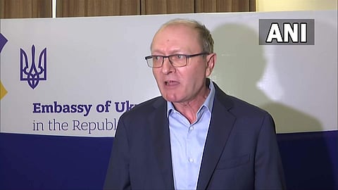 യുക്രൈന് സ്ഥാനപതി ഇഗോര് പൊളിഖ മാധ്യമ പ്രവര്ത്തകരോടു സംസാരിക്കുന്നു/എഎന്ഐ