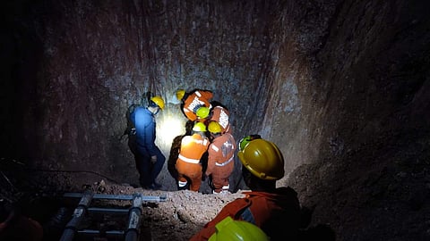 കുഴല്ക്കിണറില് വീണ കുട്ടിയെ പുറത്തെടുക്കാന് എന്ഡിആര്എഫ് ശ്രമിക്കുന്നു/ട്വിറ്റര്