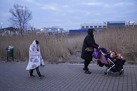 യുക്രൈനില് നിന്ന് പലായനം ചെയ്യുന്ന കുടുംബം, എപി