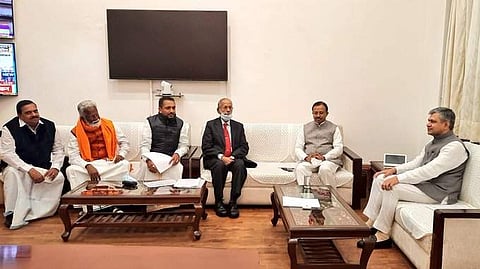 ബിജെപി സംഘം കേന്ദ്ര മന്ത്രിയെ കാണുന്നു