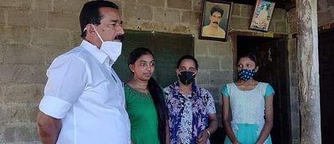 ശ്രുതി മോളുടെ വീട്ടില് സിപിഎം നേതാക്കള് എത്തിയപ്പോള്