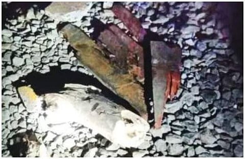 റെയില്വെ ട്രാക്കില് കണ്ടെത്തിയ മരക്കഷണവും കോണ്ക്രീറ്റ് സ്ലാബും