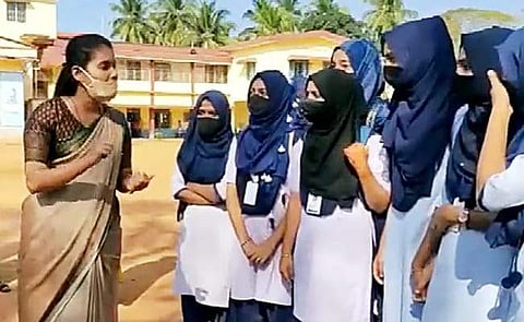 ഹിജാബ് ധരിച്ചെത്തിയ വിദ്യാര്ത്ഥിനികളെ കോളജ് അധികൃതര് തടഞ്ഞപ്പോള്/ഫയല്