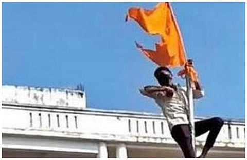 കര്ണാടകയില് ഹിജാബ് വിരുദ്ധ പ്രകടനത്തിനിടെ ദേശീയ പതാക ഉയര്ത്തുന്ന കൊടിമരത്തില് കാവിക്കൊടി കെട്ടിയപ്പോള്