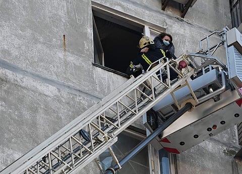 റഷ്യന് ആക്രമണത്തില് തീപടര്ന്ന കെട്ടിടത്തില് നിന്ന് ആളുകളെ ഒഴിപ്പിക്കുന്നു/എഫ്പി