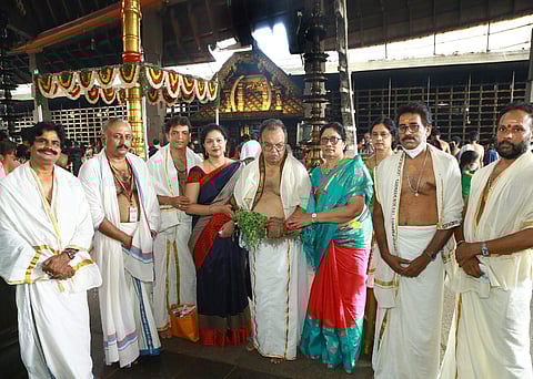 എഴുത്തച്ഛന്റെ അദ്ധ്യാത്മരാമായണം കിളിപ്പാട്ട് രേഖപ്പെടുത്തിയ താളിയോല ഗ്രന്ഥം ഹര്ഷ വിജയ് ഗുരുവായൂരപ്പന് സമര്പ്പിക്കുന്നു