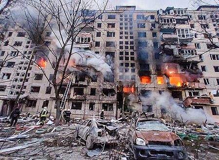 റഷ്യന് ആക്രമണത്തില് കീവിലെ ബഹുനില കെട്ടിടത്തിന് തീപിടിച്ചപ്പോള്/ പിടിഐ