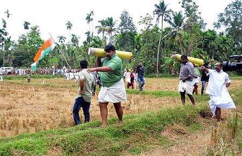 ഉദ്യോഗസ്ഥർ സ്ഥാപിച്ച സർവേക്കല്ലുകൾ സമരക്കാർ പിഴുതെറിയുന്നു/ ഫയൽ