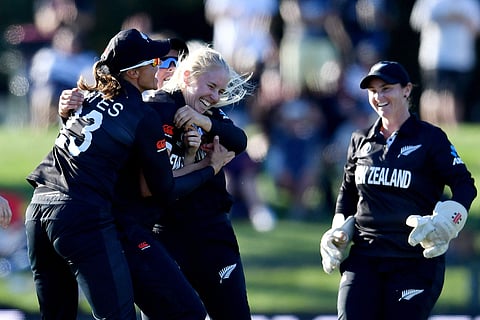 പാകിസ്ഥാന്റെ സിദ്രാ നവാസിനെ പുറത്താക്കിയ ഹന്നാ റോവിനെ അഭിനന്ദിക്കുന്ന സഹതാരങ്ങള്/ഫോട്ടോ: എഎഫ്പി