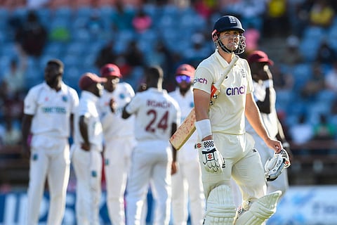 വെസ്റ്റ് ഇന്ഡീസിന് എതിരായ ടെസ്റ്റില് ഔട്ടായി മടങ്ങുന്ന അലക്സ് ലീസ്/ഫോട്ടോ: എഎഫ്പി