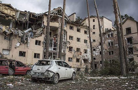 യുക്രൈന്  നഗരമായ ഇര്പിനിലെ അപ്പാര്ട്മെന്റ് കോംപ്ലക്സ് ബോംബിങ്ങില് തകര്ന്ന നിലയില്/എപി