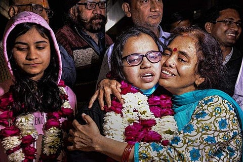 അക്ഷര മാതാവിനൊപ്പം/ പിടിഐ