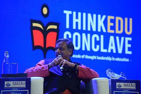 ശശി തരൂര് തിങ്ക് എഡ്യു കോണ്ക്ലേവില് സംസാരിക്കുന്നു/എക്സ്പ്രസ്