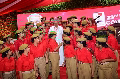 പാര്ട്ടി കോണ്ഗ്രസ്് വേദിയില് റെഡ് വോളന്റിയര്മാര്ക്കൊപ്പം പിണറായി/ഫെയ്സ്ബുക്ക്