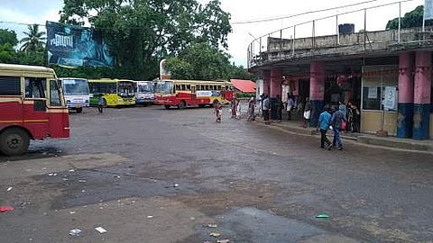 കെഎസ്ആര്ടിസി സ്റ്റാന്റിലെ കെട്ടിടത്തിന്റെ കോണ്ക്രീറ്റ് പാളി അടര്ന്നു തലയില് വീണു; യാത്രക്കാരന് ഗുരുതര പരിക്ക്