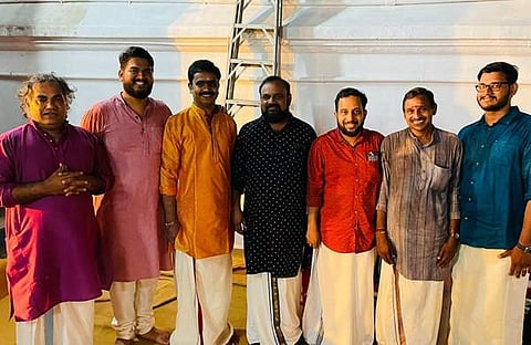 ശ്യാം കല്യാണും സംഘവും ക്ഷേത്ര ഭാരവാഹികള്ക്കൊപ്പം