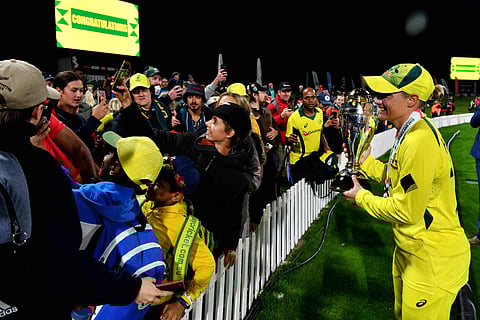 ലോകകപ്പ് ജയം ആരാധകര്ക്കൊപ്പം ആഘോഷിക്കുന്ന ഹീലി/ഫോട്ടോ:എഎഫ്പി