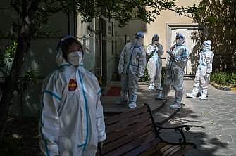 ഷാങ്ഹായിൽ ആരോഗ്യ പ്രവർത്തകർ പരിശോധന നടത്തുന്നു/ എഎഫ്പി ചിത്രം