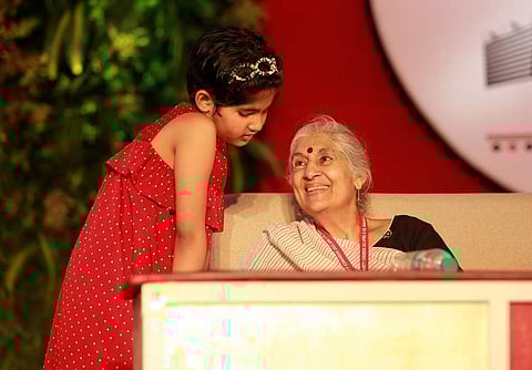 മുതിര്ന്ന നേതാവ് സുഭാഷിണി അലിയുടെ അടുത്തെത്തിയ കുഞ്ഞു സഖാവ്