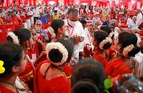 സിപിഎം പാര്ട്ടി കോണ്ഗ്രസില് മുഖ്യമന്ത്രി പിണറായി വിജയന് നൃത്തം അവതരിപ്പിച്ച സംഘത്തിനൊപ്പം/എക്സ്പ്രസ്